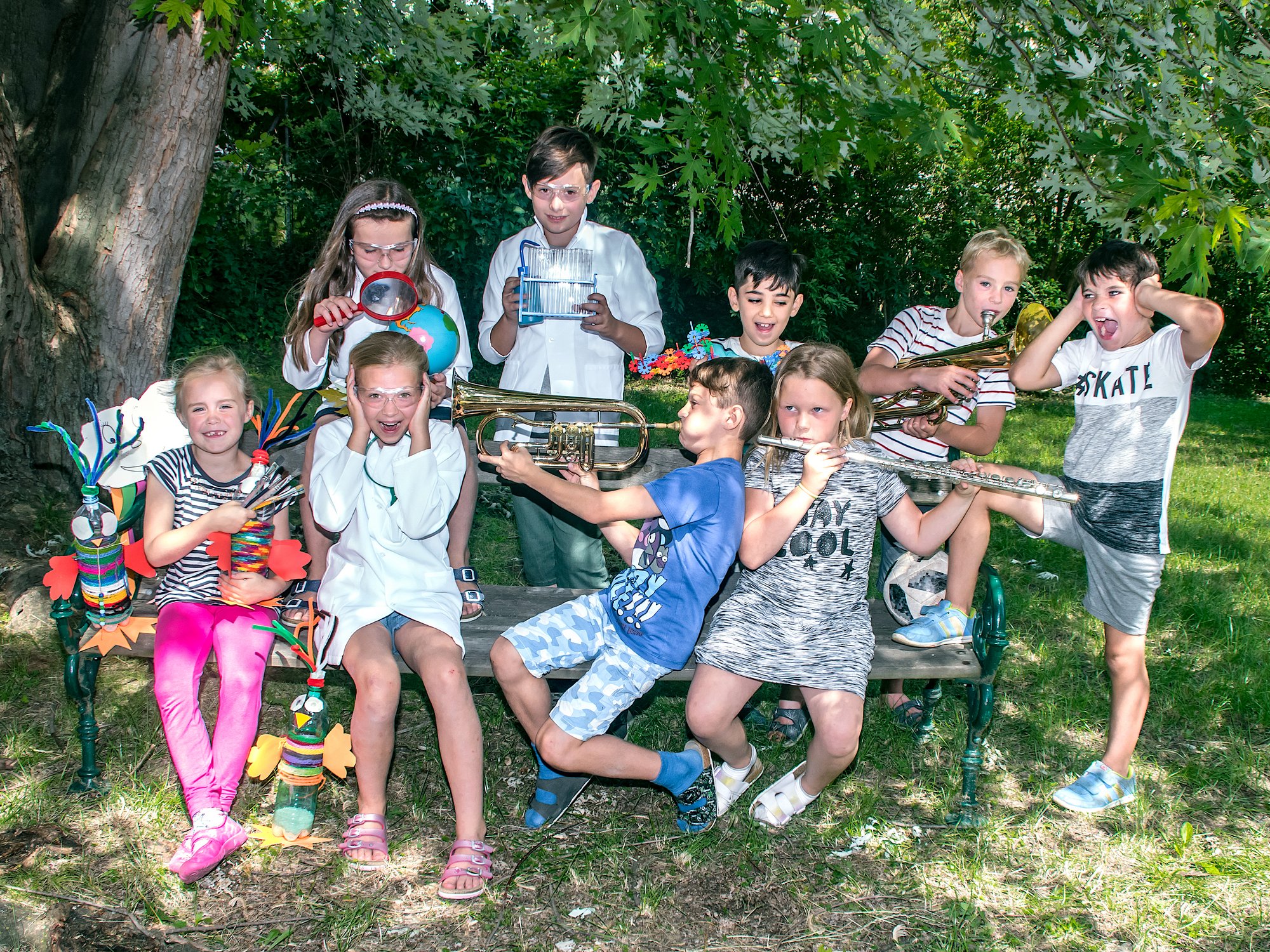 Kinder im Garten mit Musikinstrumenten.