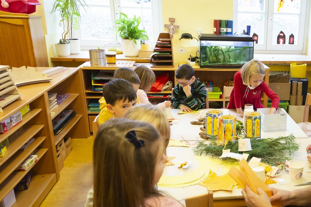 Kinder des Kindergarten Göttweigerhof basteln am Tisch.
