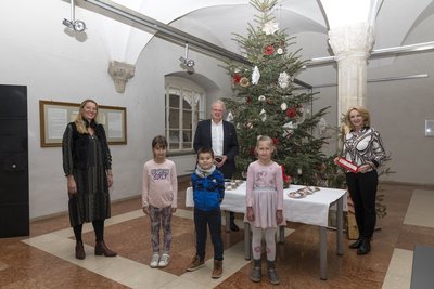 Bürgermeister Dr. Reinhard Resch und Vizebürgermeisterin Eva Hollerer bedankten sich bei Direktorin Daniela Ebner, Laura, Anes und Sophie der Volksschule Hafnerplatz für die Weihnachtswünsche to go.