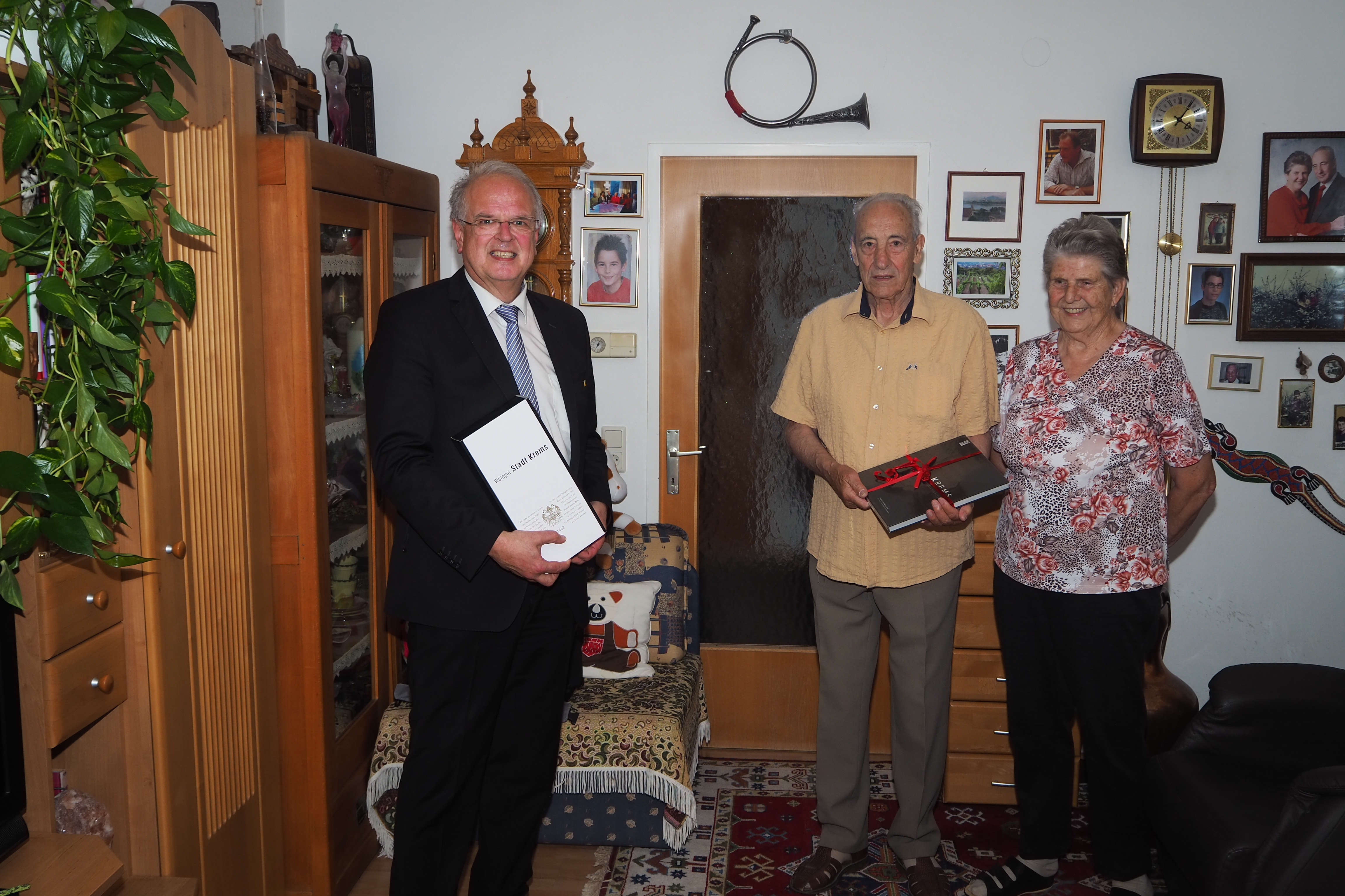 Bürgermeister Dr. Resch gratuliert Herrn Johann Kosjek zum 90. Geburtstag.