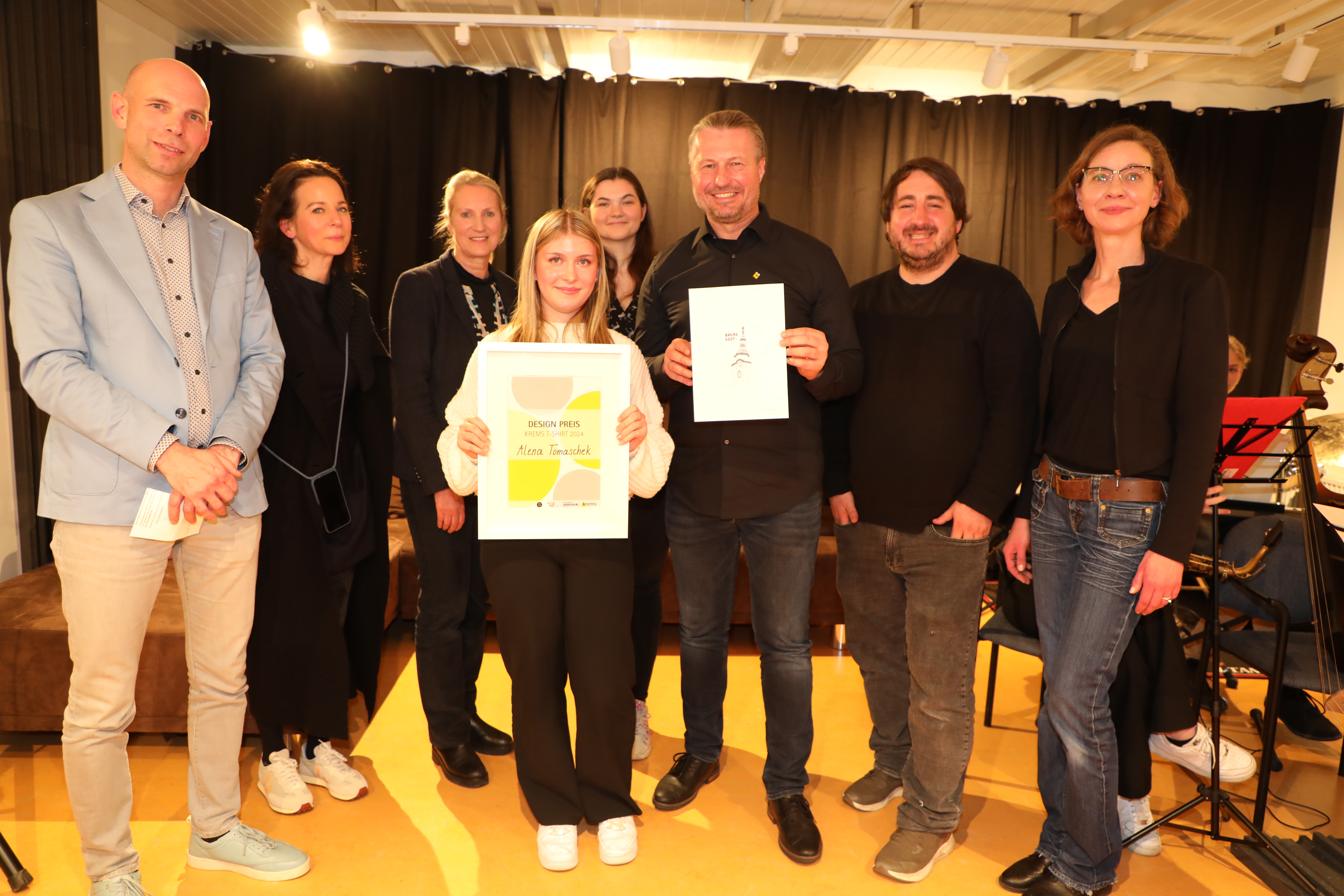Gruppenbild der Jury mit Preisträgerin Alena Tomaschek
